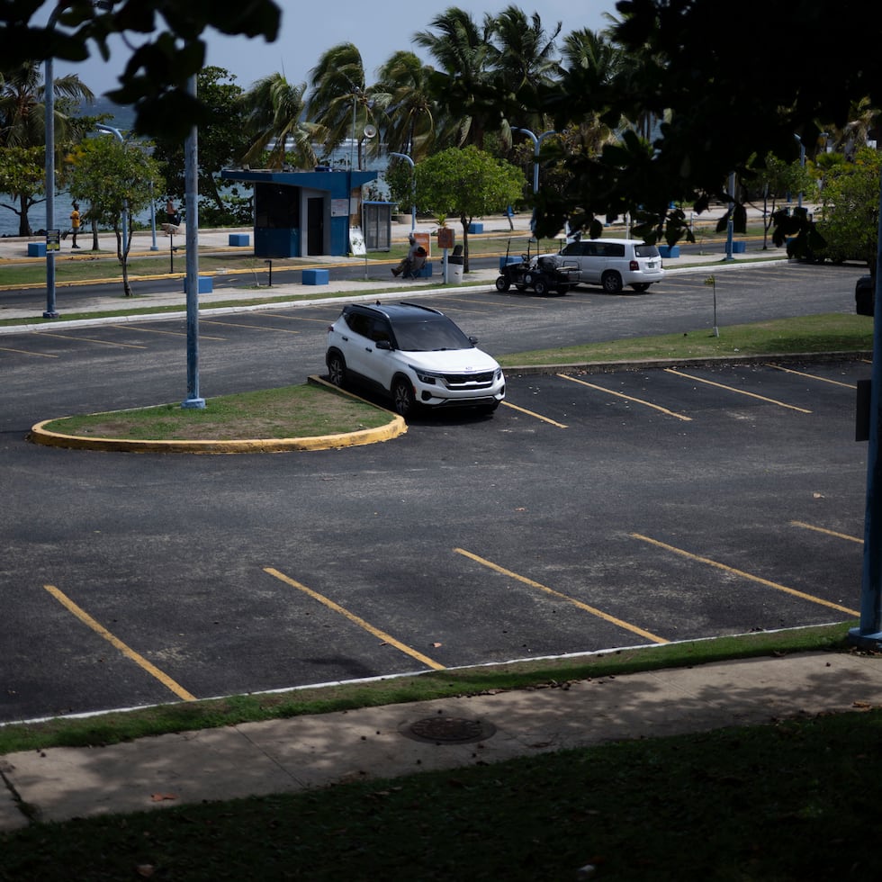 Estacionamiento de balneario El Escambrón, donde el ayuntamiento pretende construir un estacionamiento multipisos frente a la playa mediante la implementación de una ordenanza municipal.