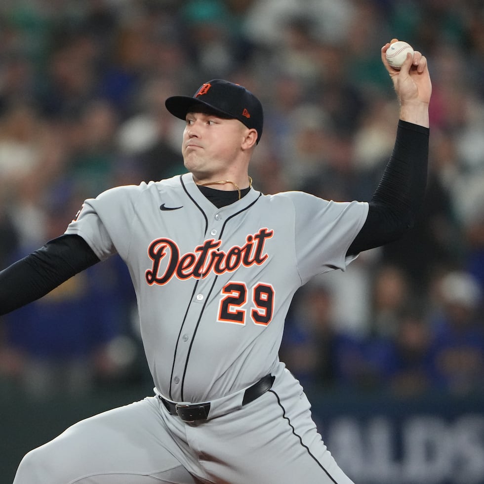 El lanzador de los Tigers de Detroit, Tarik Skubal, lanza en la primera entrada del quinto juego de la Serie Divisional de la Liga Americana ante los Mariners de Seattle.