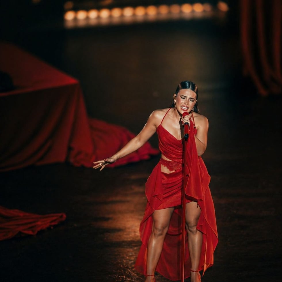 Zhamira Zambrano dio inicio oficialmente a su gira completamente vendida en San Juan, Puerto Rico, llevando “Curita para el corazón” al escenario por primera vez.