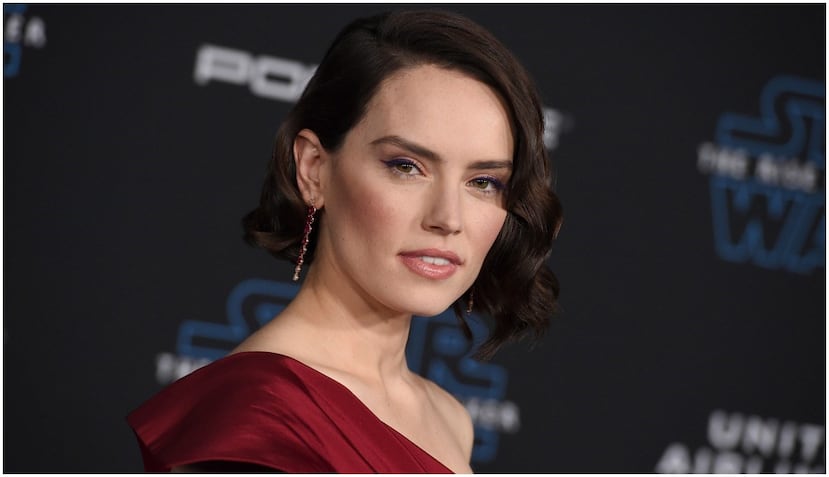 Daisy Ridley acaparó las miradas al hacer su arribo a la alfombra azul. (AP)