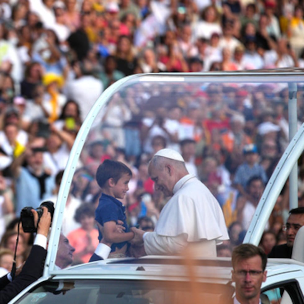 El papa León XIV bendice a un niño antes de una vigilia de oración en el Estadio Olímpico Lluís Companys de Barcelona, España, el martes 9 de junio de 2026. (Foto AP/Emilio Morenatti)