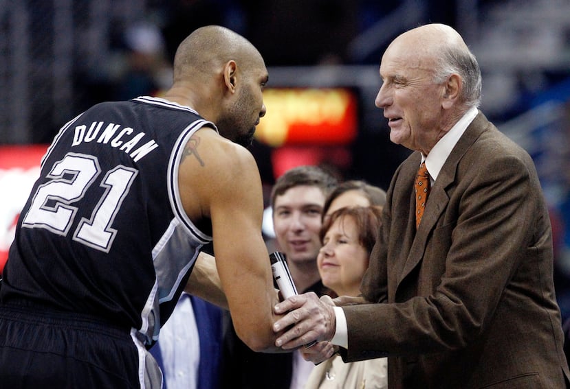 El exjugador de la NBA Bob Pettit saluda al entonces ala-pívot de los San Antonio Spurs, Tim Duncan, antes del inicio del partido entre los Spurs y los New Orleans Hornets, el lunes 7 de enero de 2013, en Nueva Orleans.