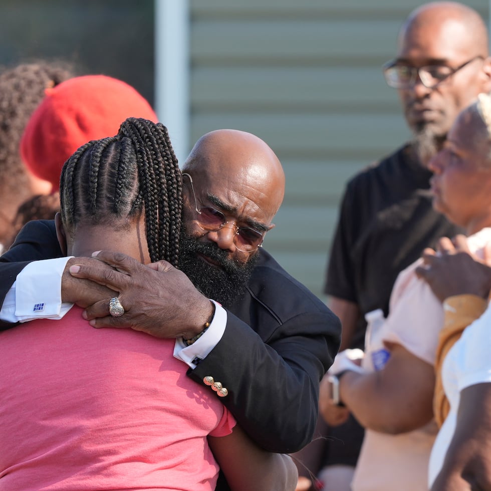 Las autoridades identificaron al agresor como un vecino que era el padre de siete de los ocho niños y adolescentes fallecidos, quienes tenían entre uno y 14 años.