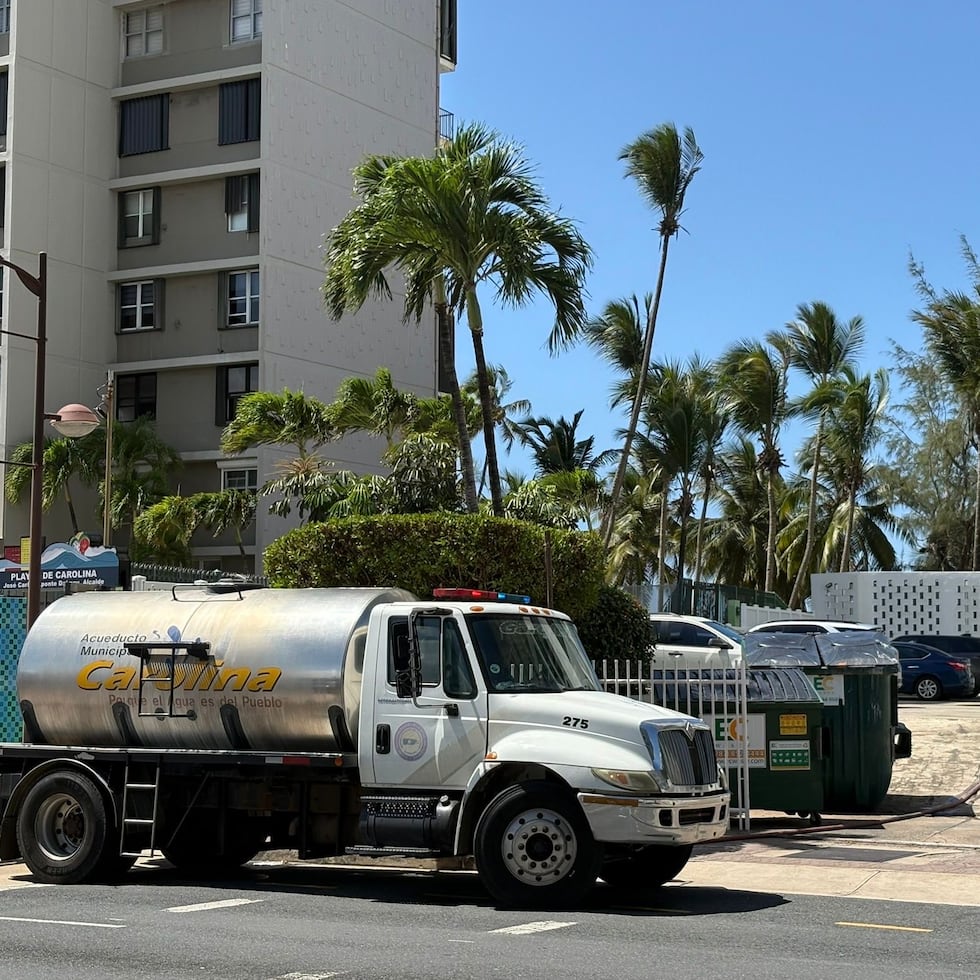 La avería en el sistema de bombeo de la represa Carraízo ha puesto en alerta a los municipios de San Juan y Carolina, que activaron sus planes de emergencia para garantizar agua potable a las comunidades afectadas por posibles interrupciones o bajas presiones en el servicio.