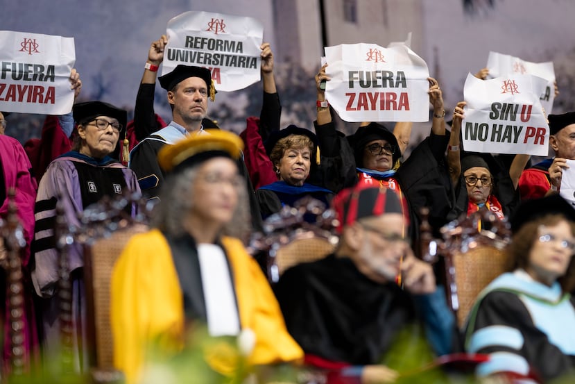 Algunos de los carteles de protesta durante la ceremonia de graduación de la UPR de Río Piedras.