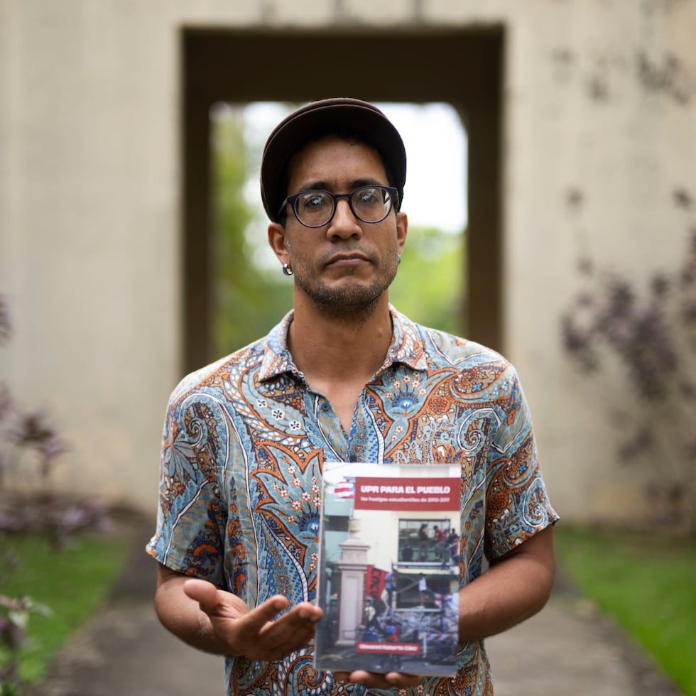 Giovanni Roberto Cáez muestra el libro en el que cuenta algunas de sus experiencias como uno de los dirigentes de la huelga estudiantil de 2010-11.