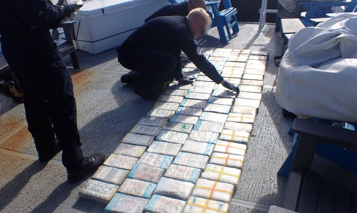Guardia Costera incauta 489 libras de cocaína y arresta a tres personas al norte de Isabela