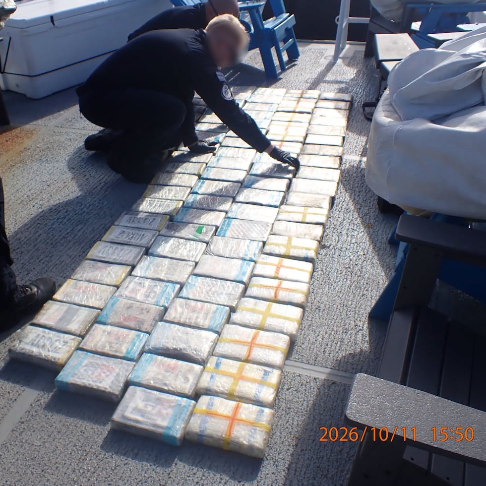 La embarcación de la Guardia Costera Winslow Griesser descargó 489 libras de cocaína incautada y transfirió la custodia de tres sospechosos a las autoridades.