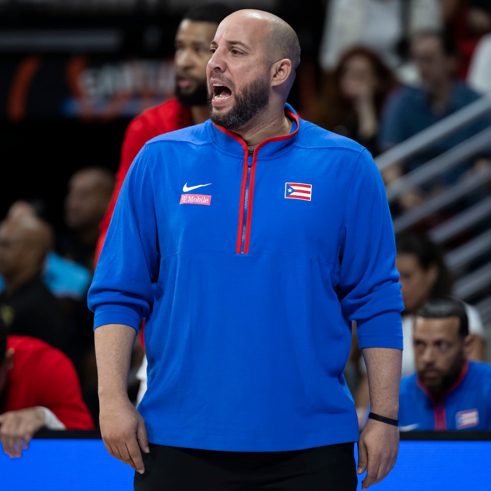 Carlos González imparte instrucciones durante las ventanas FIBA.