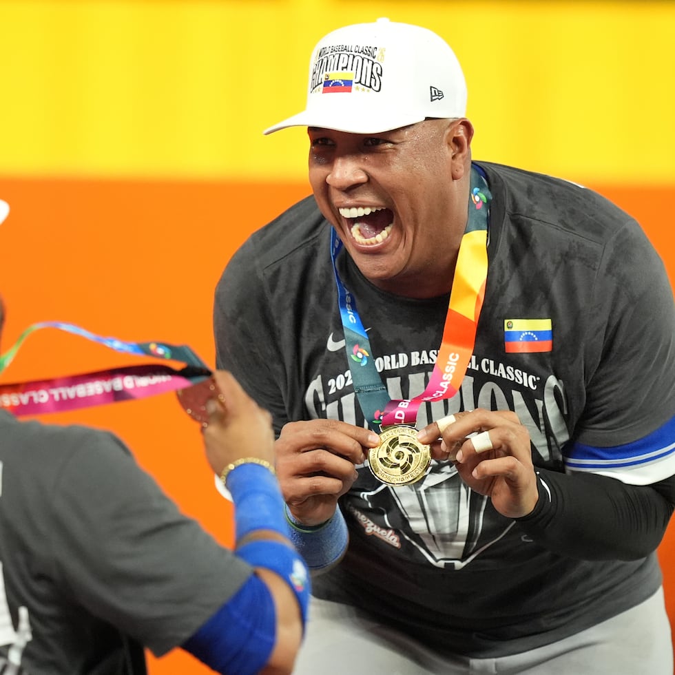 Salvador Pérez, a la derecha, muestra su medalla de oro.