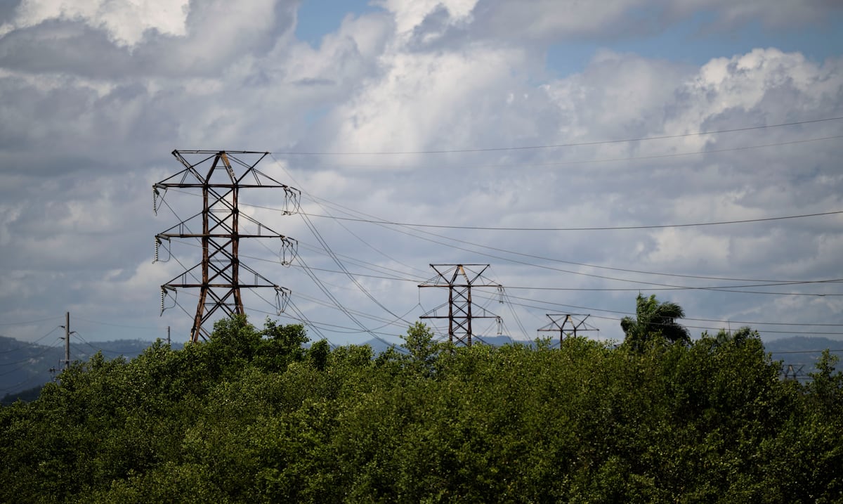 Más de 130,000 clientes se quedan sin servicio de energía eléctrica