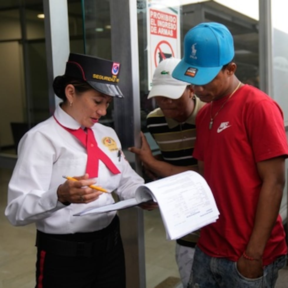 Yeferson de la Hoz, centro, primo del soldado Mauro Peñaranda que iba en el avión de carga que se estrelló el día anterior tras despegar en Puerto Leguizamo, llega al hospital militar donde está siendo atendido en Bogotá, Colombia, el martes 24 de marzo de 2026.