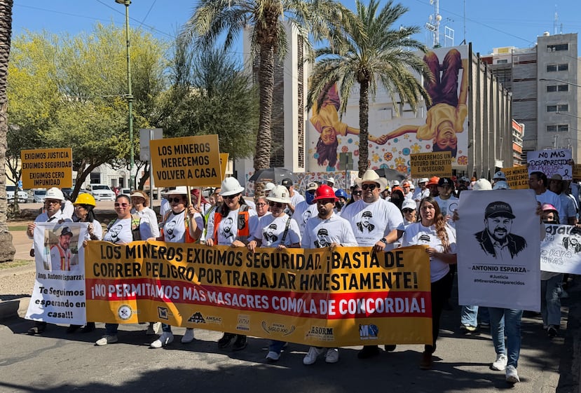 MEX4480.HERMOSILLO (MÉXICO), 14/02/2026.- Familiares y amigos de trabajadores mineros protestan este sábado, en Hermosillo (México). Miles de trabajadores del sector minero, estudiantes, familiares y amigos de los mineros desaparecidos y asesinados en el municipio de la Concordia, en el estado de Sinaloa (noroeste) se manifestaron para exigirle al Estado mexicano justicia y seguridad en esta actividad económica que representa el 2,5 % del PIB nacional. EFE/Daniel Sánchez