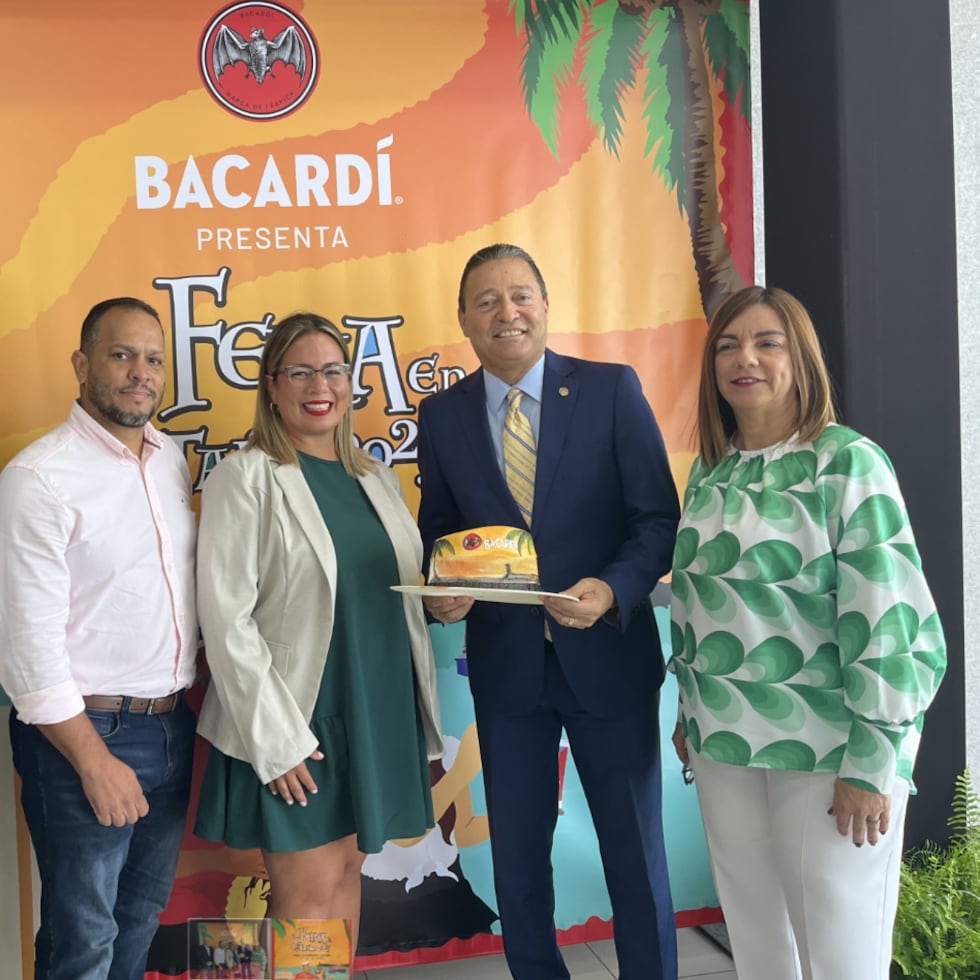 Carlos Herrera, de Rones de PR; Daniel Rosa, de la Federación de Artesanos; Sofía Montañéz de Bacardí; y el alcalde de Cataño, Julio Alicea y su esposa Bethzaida Rodríguez Torres.