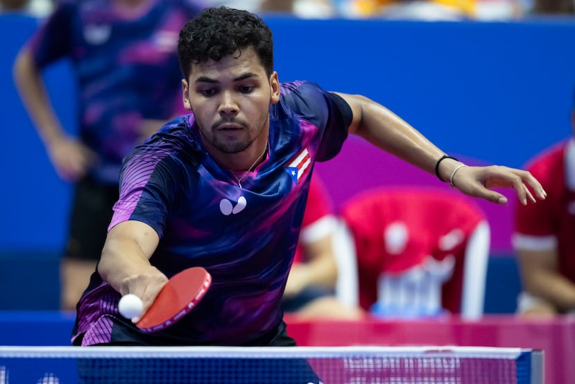 Ángel Naranjo durante su partido en la jornada inaugural del tenis de mesa.
