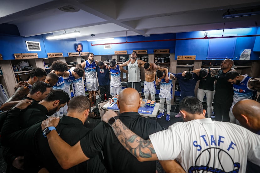 Los Vaqueros realizan una oración en el camerino local consumado su pase a la gran final del BSN.