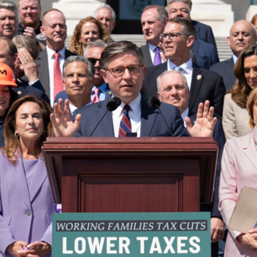 El presidente de la Cámara de Representantes, el republicano Mike Johnson, y otros republicanos celebran las políticas fiscales del Partido Republicano en un acto a las puertas del Capitolio en Washington, el miércoles 15 de abril de 2026. (AP Photo/J. Scott Applewhite)