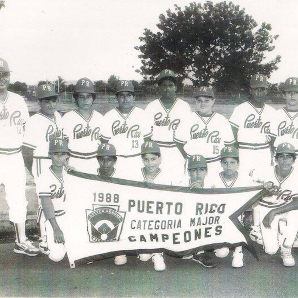 Manatí Little League team -which represented Puerto Rico- where Carlos Beltrán (third from left in the front row) was one of the members. Edgar Pérez (#13), coach of the Criollos de Caguas, and former major leaguer Javier Valentín (#15) were also part of the group.