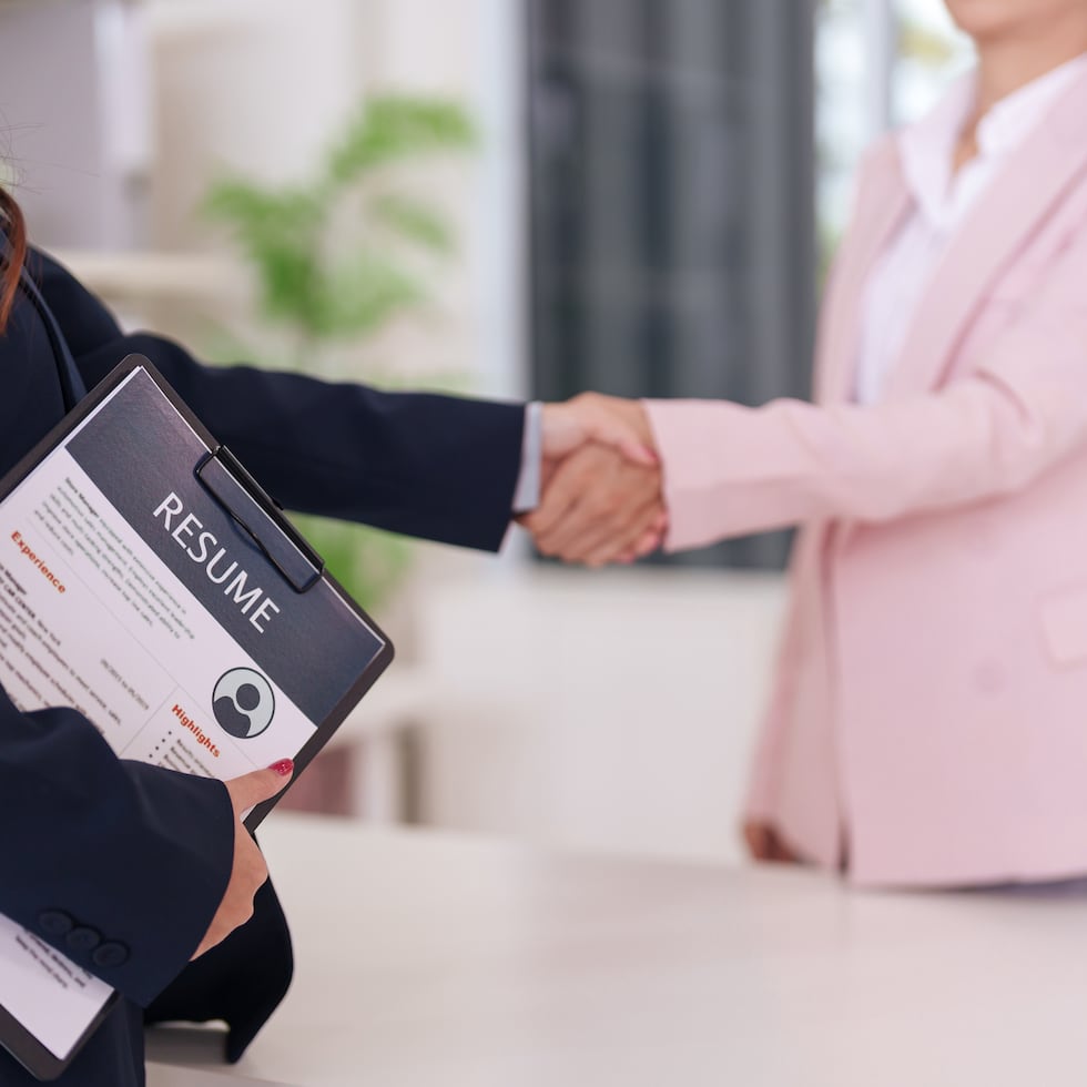 Según un estudio publicado por el Departamento del Trabajo y Recursos Humanos, en 2024, las mujeres en Puerto Rico ganan 82 centavos por cada dólar que gana un hombre.