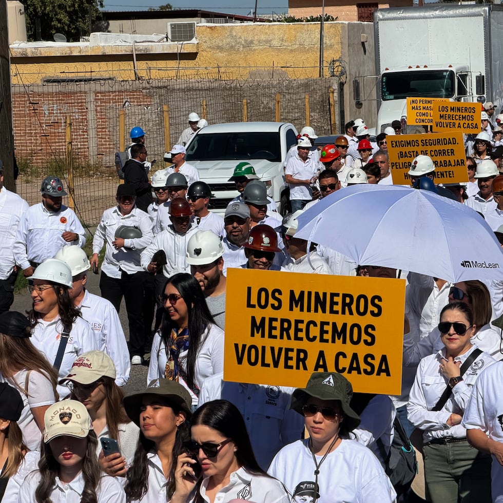Familiares y amigos de trabajadores mineros protestan este sábado, en Hermosillo (México). Miles de trabajadores del sector minero, estudiantes, familiares y amigos de los mineros desaparecidos y asesinados en el municipio de la Concordia, en el estado de Sinaloa (noroeste) se manifestaron para exigirle al Estado mexicano justicia y seguridad en esta actividad económica que representa el 2.5 % del PIB nacional.