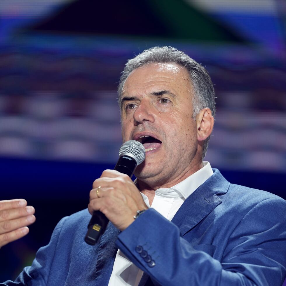 Yamandú Orsi, candidato del Frente Amplio, se dirige a sus seguidores después de ganar la segunda vuelta presidencial.