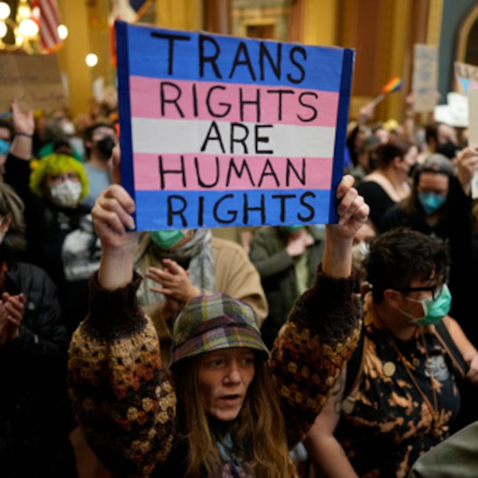Manifestantes llenan el Capitolio del estado de Iowa para denunciar un proyecto de ley que despojaría al código estatal de derechos civiles de protecciones basadas en la identidad de género, el jueves 27 de febrero de 2025, en Des Moines, Iowa.