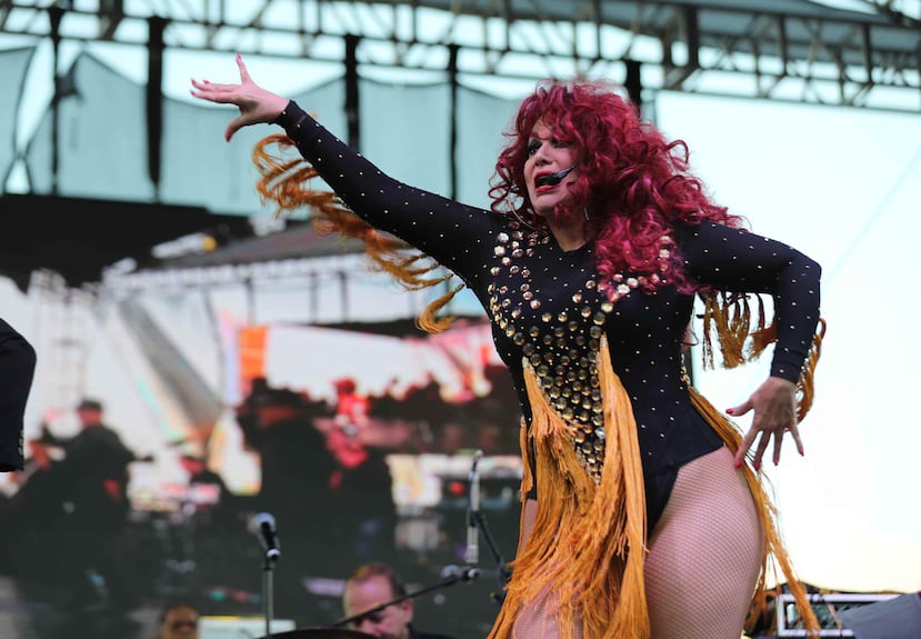 Iris Chacón demostró que todavía baila y enloquece a su público.