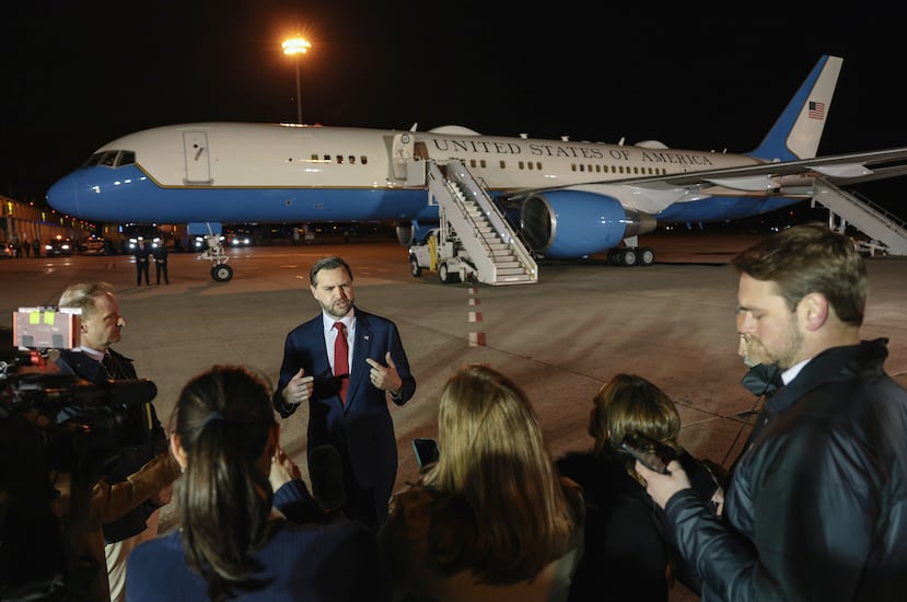 El vicepresidente JD Vance habla con los periodistas antes de abordar el Air Force Two para regresar a Washington, en el Aeropuerto Internacional Ferenc Liszt de Budapest, Hungría, el miércoles 8 de abril de 2026. (Jonathan Ernst/Pool vía AP)