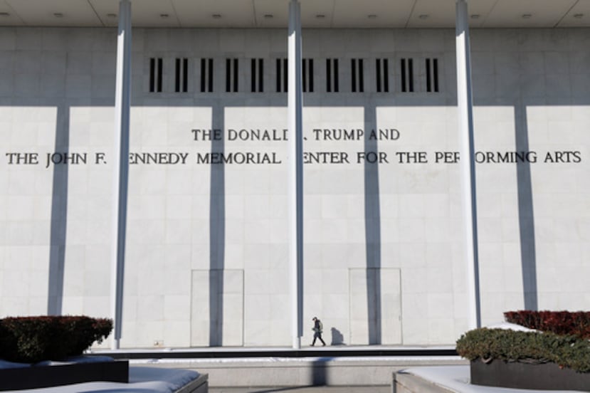 ARCHIVO - Una mujer camina por el exterior del John F. Kennedy Memorial Center For The Performing Arts el 2 de febrero de 2026, en Washington. (AP Photo/Rahmat Gul, Archivo)