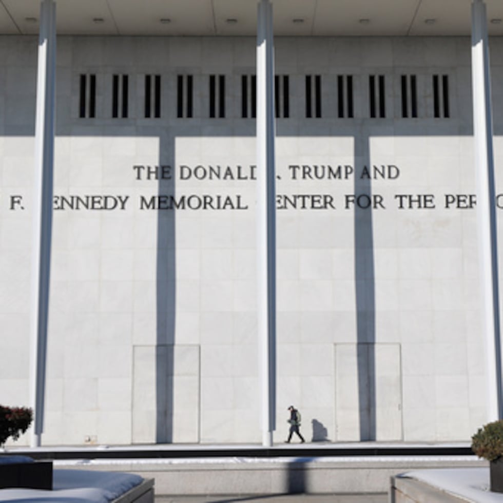 Una mujer camina por el exterior del John F. Kennedy Memorial Center For The Performing Arts el 2 de febrero de 2026, en Washington. (AP Photo/Rahmat Gul, Archivo)