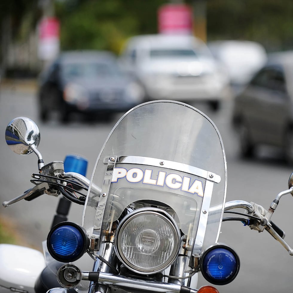 Un paramédico motorizado resultó gravemente herido tras impactar a un automovil en la tarde de este jueves en la carretera PR-2, en Quebradillas.
