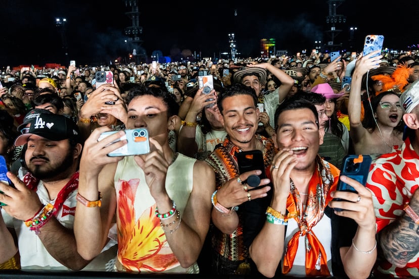 Asistentes disfrutan del primer fin de semana del festival Coachella Valley Music and Arts Festival el domingo 12 de abril de 2026, en Indio, California.