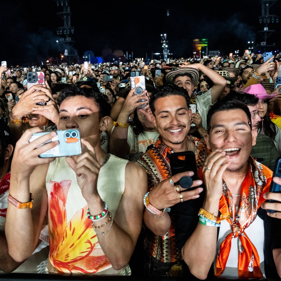 Asistentes disfrutan del primer fin de semana del festival Coachella Valley Music and Arts Festival el domingo 12 de abril de 2026, en Indio, California.