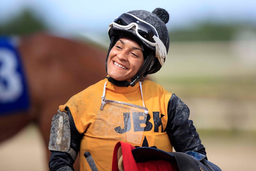 Carol Cedeño sonríe tras competir en la segunda carrera de la tanda dominical en Camarero.