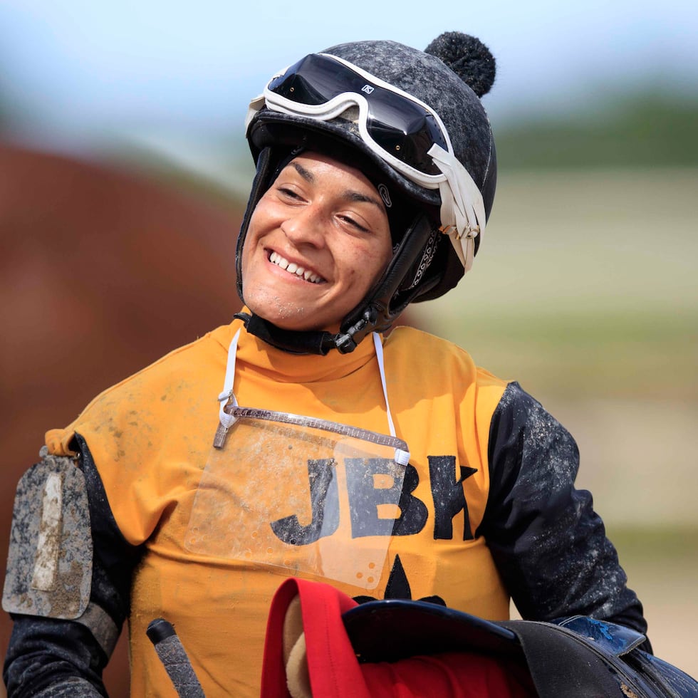 Carol Cedeño está regresando a las montas luego una aparatosa caída que le dejó una muñeca reparada con placas y tornillos.