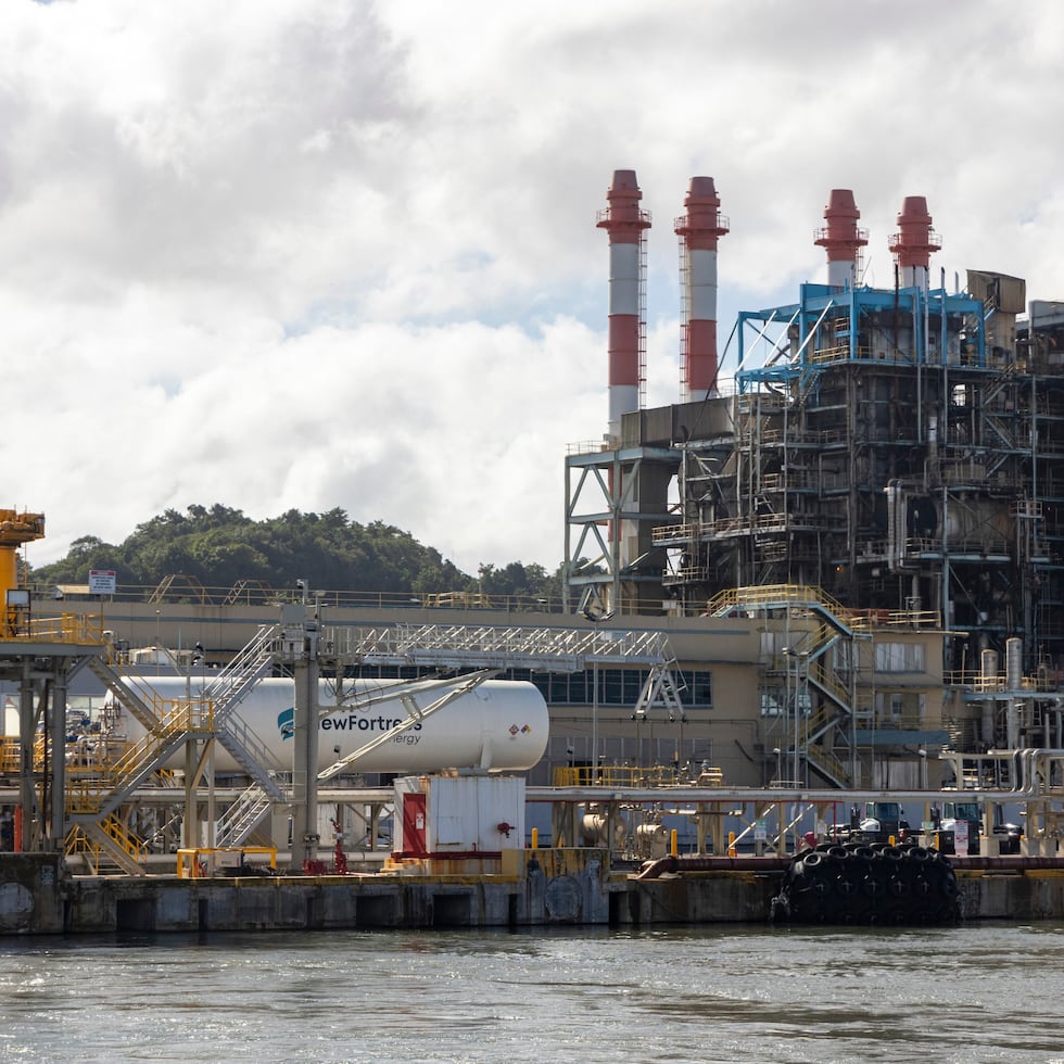 El terminal de San Juan se suple directamente del gas provisto por los barcos anclados en la bahía.