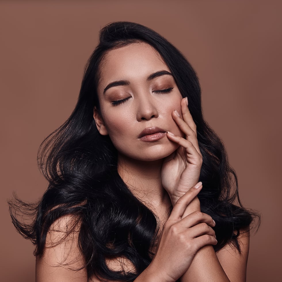 Este año, esos distintivos tonos marrones, anaranjados y vinos pasan de los ojos al rostro y los labios, en maquillajes balanceados, creativos y profundamente personales.