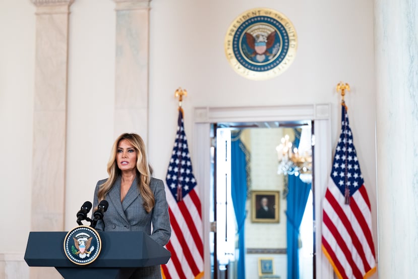 WASHINGTON (Estados Unidos), 09/04/2026.- La primera dama de Estados Unidos, Melania Trump, pronuncia un discurso desde el vestíbulo principal de la Casa Blanca en Washington, D.C., EE. UU., el 9 de abril de 2026. La primera dama emitió un comunicado desde la Casa Blanca negando cualquier vínculo con Jeffrey Epstein. EFE/EPA/ANNABELLE GORDON