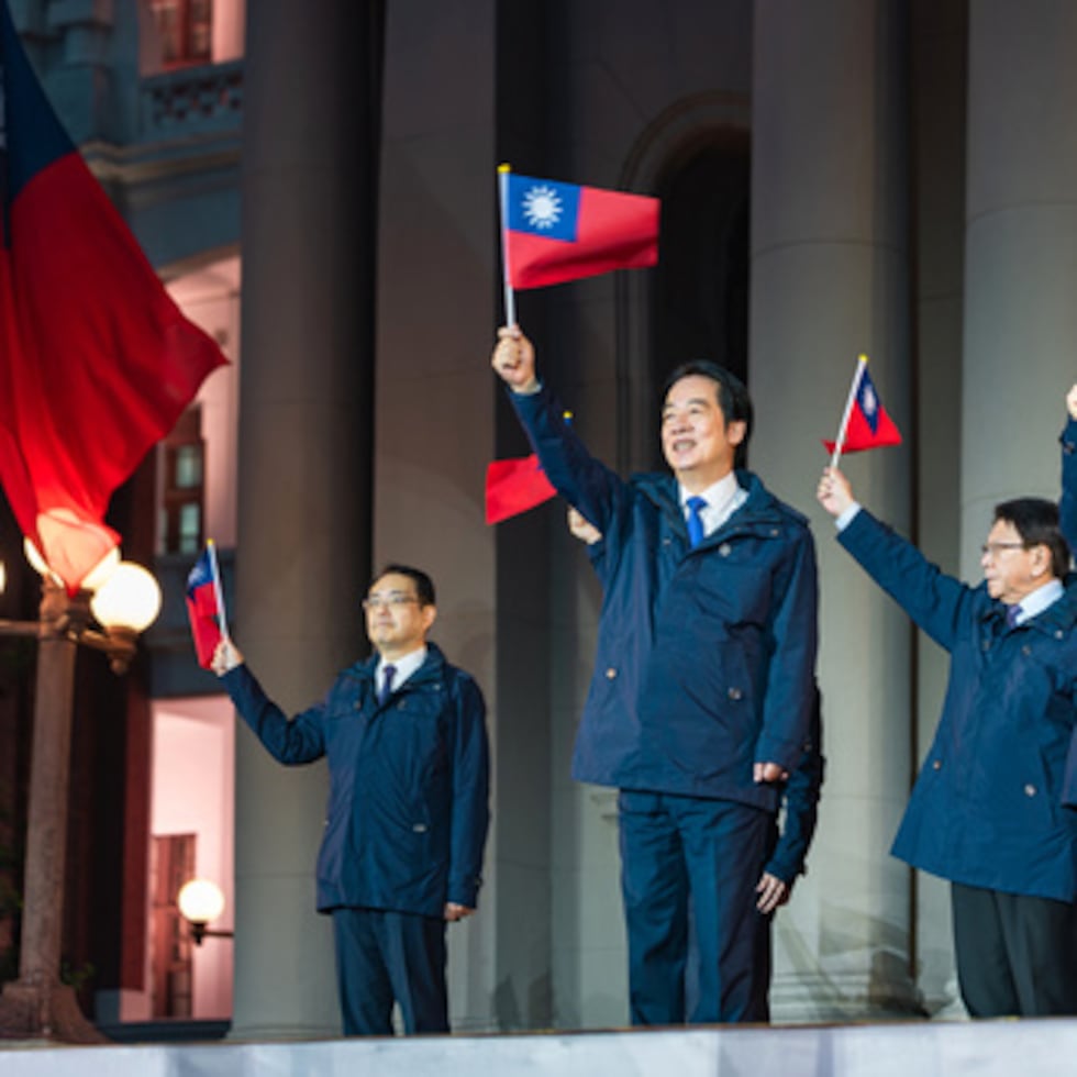 En esta imagen, distribuida por la oficina del presidente de Taiwán, el presidente de Taiwán, Lai Ching-te (centro), acompañado por su vicepresidente, Bi-Khim Hsiao (segundo, derecha), y varios funcionarios más asisten a la ceremonia de izado de la bandera en Año Nuevo, en la Oficina Presidencial, en Taipéi, Taiwán, el 1 de enero de 2026. (Oficina del presidente de Taiwán vía AP)