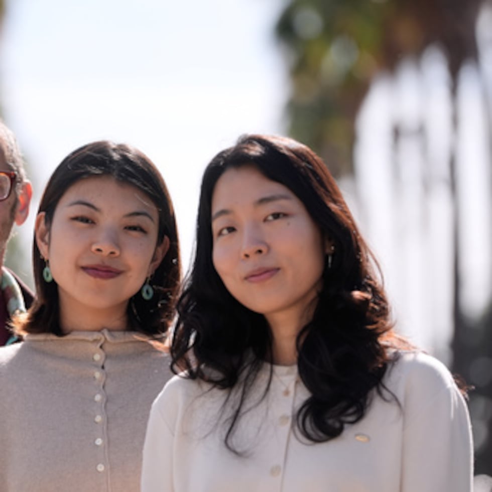 Dan Jurafsky, profesor de informática y lingüística de Stanford, desde la izquierda, Myra Cheng, candidata al doctorado en informática de Stanford, y Cinoo Lee, becaria postdoctoral en psicología de Stanford, posan para unas fotos en el campus universitario de Stanford, California, el jueves 26 de marzo de 2026.
