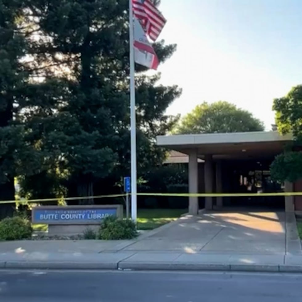 Esta imagen, extraída de un vídeo facilitado por KRCR-TV, muestra la biblioteca del condado de Butte, sucursal de Chico, en Chico, California.