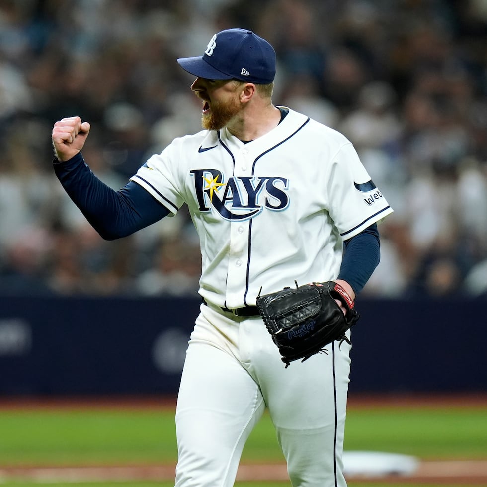 Drew Rasmussen, lanzador de los Rays de Tampa Bay, festeja tras lograr un ponche en el primer juego de la serie divisional de la Liga Americana ante los Yankees de Nueva York, el sábado 3 de octubre de 2026 (AP Foto/Chris O'Meara)