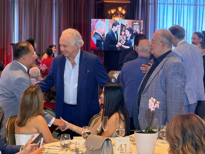 En la foto, a ambos extremos, el senador José Luis Dalmau y el cardiólogo Iván González Cancel, quienes asistieron a la ceremonia.