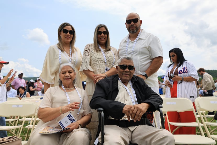Los padres y los hermanos de Beltrán antes de la ceremonia.