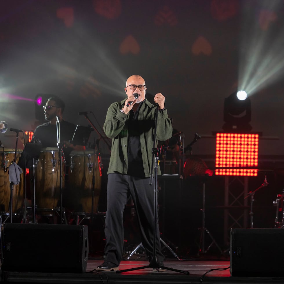 El cantante venezolano Nelson Arrieta interpreta su espectáculo “Música y Navidad como en Casa” en el domo inmersivo 360° del Parque de las Ciencias en Bayamón.