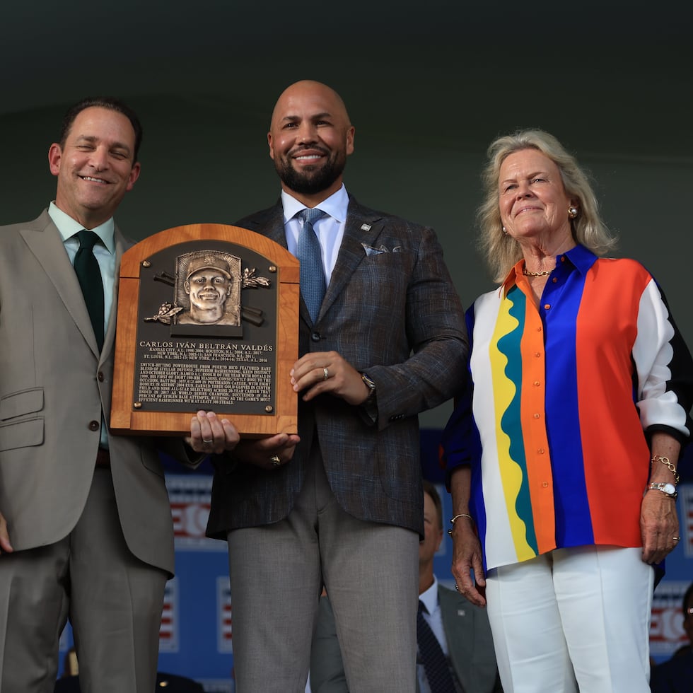 Carlos Beltrán posa con la placa del Salón de la Fama del Béisbol durante la ceremonia de exaltación en Cooperstown.