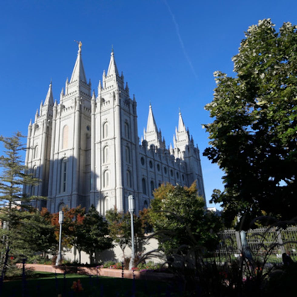 ARCHIVO - El Templo de Salt Lake se alza en la Plaza del Templo en Salt Lake City, el 5 de octubre de 2019. (AP Photo/Rick Bowmer, Archivo)