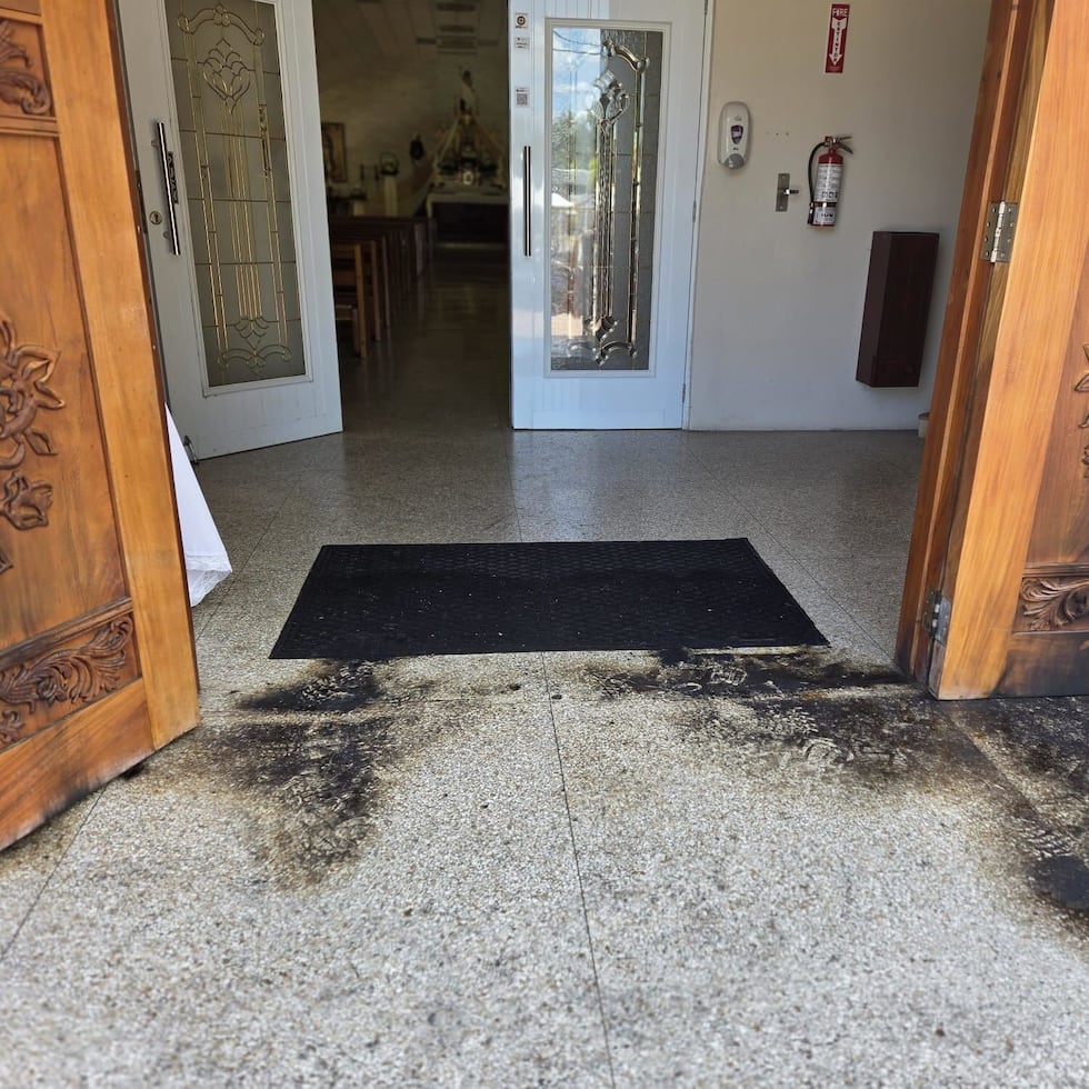 Pintura de las paredes resultó afectada por el fuego en el incidente.