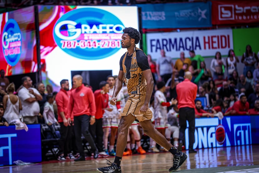 Damian Jones, de los Vaqueros de Bayamón, tras romper su camiseta en el segundo juego de la final del BSN.