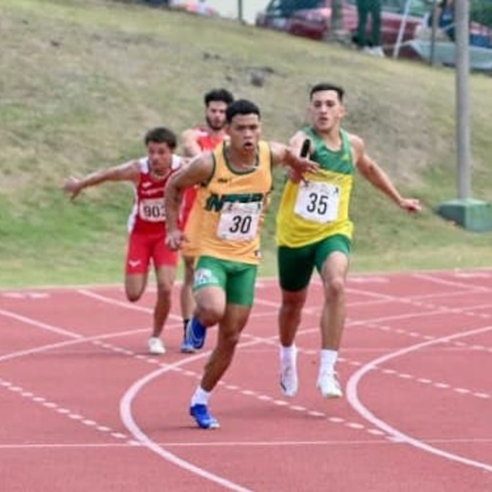 Geral González Velázquez, aquí recibiendo el batón durante una carrera en febrero pasado de la Liga Atlética Interuniversitaria, viajaba como pasajero en el auto accidentado.
